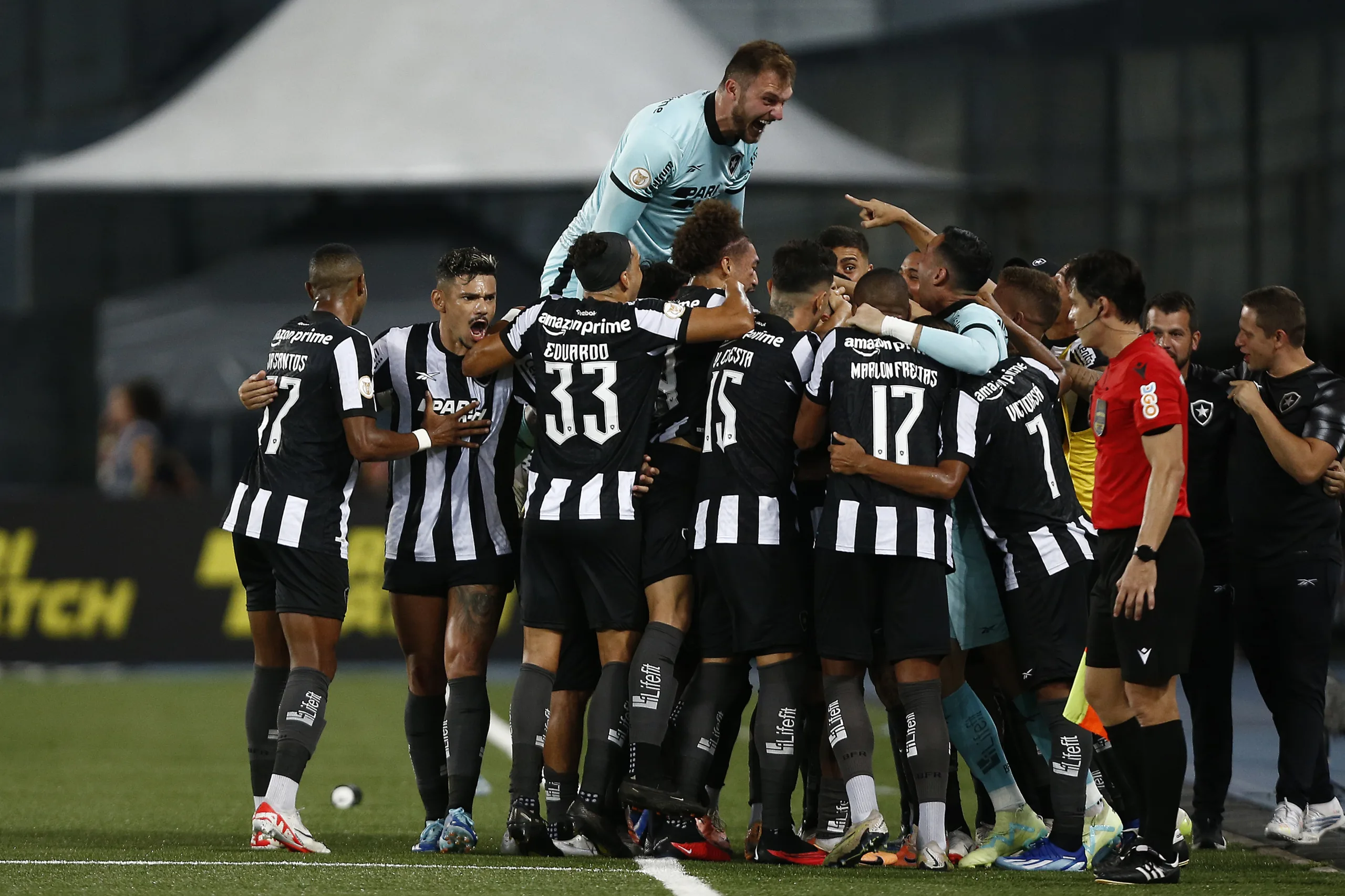 Rivais tropeçam e Botafogo hoje pode voltar a abrir vantagem na briga pelo título do Brasileirão