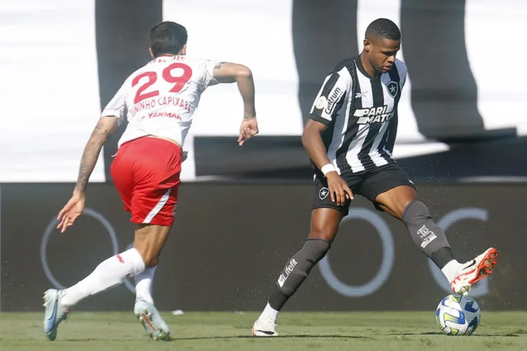 Botafogo e Red Bull Bragantino empatam e Palmeiras se isola como líder do Brasileirão Série A 