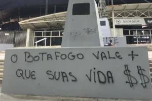 Pichações em muros do Nílton Santos criticam Textor e jogadores do Botafogo