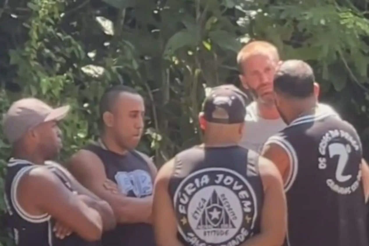 Torcedores do Botafogo protestam frente ao CT por má fase