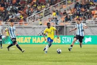 Foto de jogadores no duelo entre Brasil e Argentina no Mundial Sub-17 para representar a seleção brasileira que foi atropelada pela Albiceleste e está eliminada do torneio de base