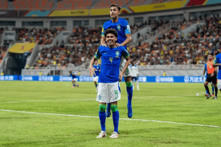 Brasil vence Inglaterra, mas pênalti polêmico tira liderança no Mundial Sub-17