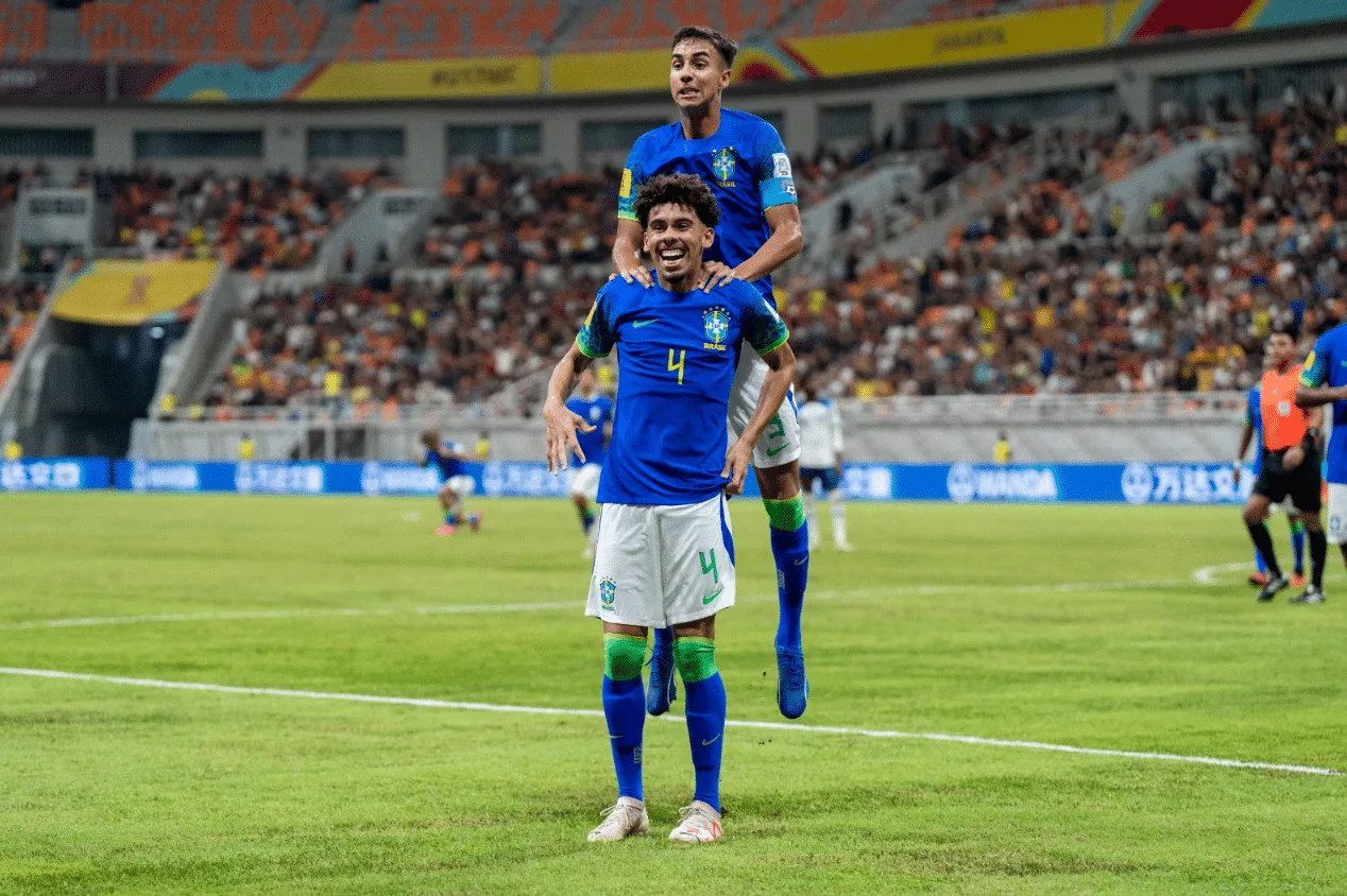 Brasil vence Inglaterra, mas pênalti polêmico tira liderança no Mundial Sub-17