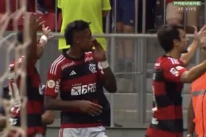 Flamengo x Santos: Bruno Henrique é atingido após levar caneta e ser expulso