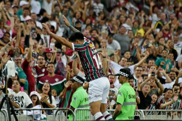 Em noite de golaços, Fluminense vence e rebaixa o Coritiba no Brasileirão Série A