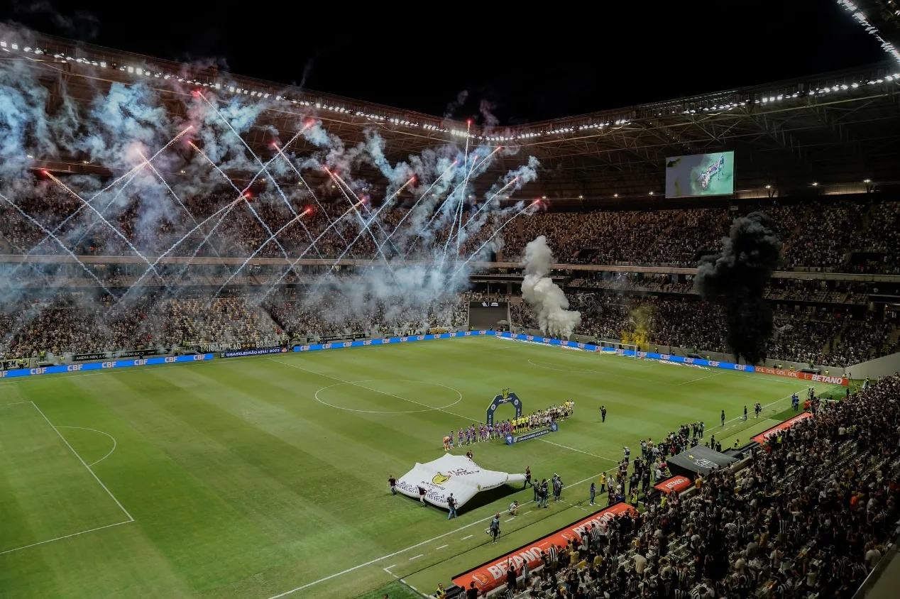 Arnaldo Ribeiro detona confirmação de gramado sintético na Arena MRV: “gestão patética”