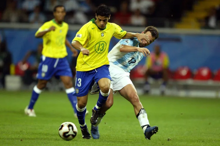 Cicinho relembra bastidores de final contra Argentina em entrevista: “Jogadores nos xingaram e bateram na janela do ônibus”