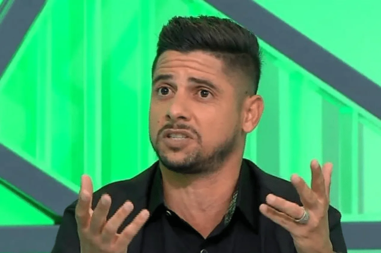 Cicinho critica convocação de jogador para seleção brasileira: “Muito cedo”