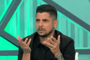 Cicinho “profetiza” campeão da Libertadores e web vai à loucura: “De novo”