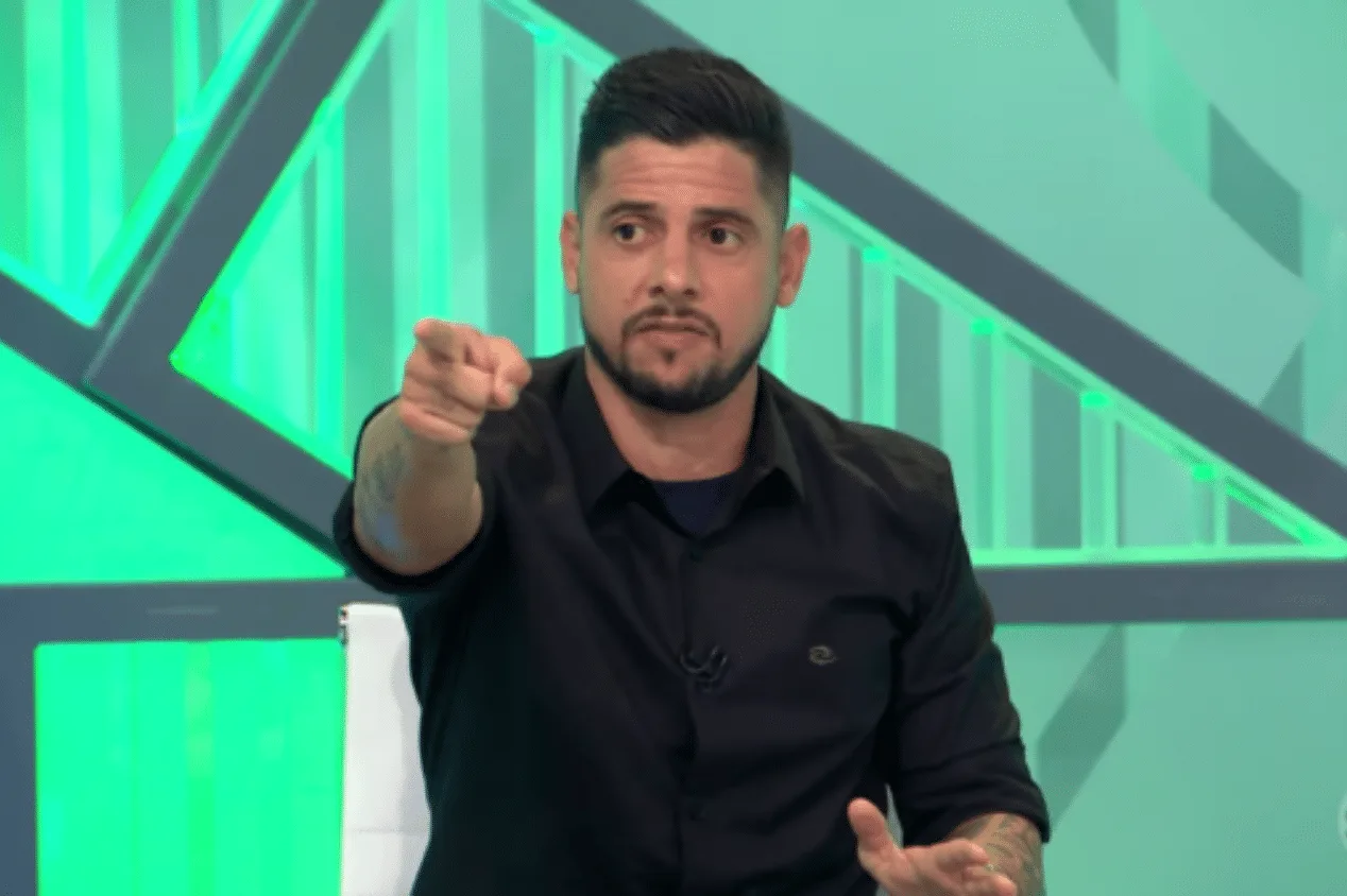 Cicinho se manifesta após palpite para campeão do Brasileirão: “Me quebrou”