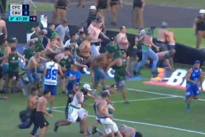 Coritiba x Cruzeiro tem invasão de campo e pancadaria entre torcedores