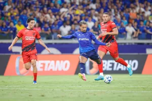 Com golaço de Matheus Pereira, Cruzeiro evita derrota em casa para o Athletico