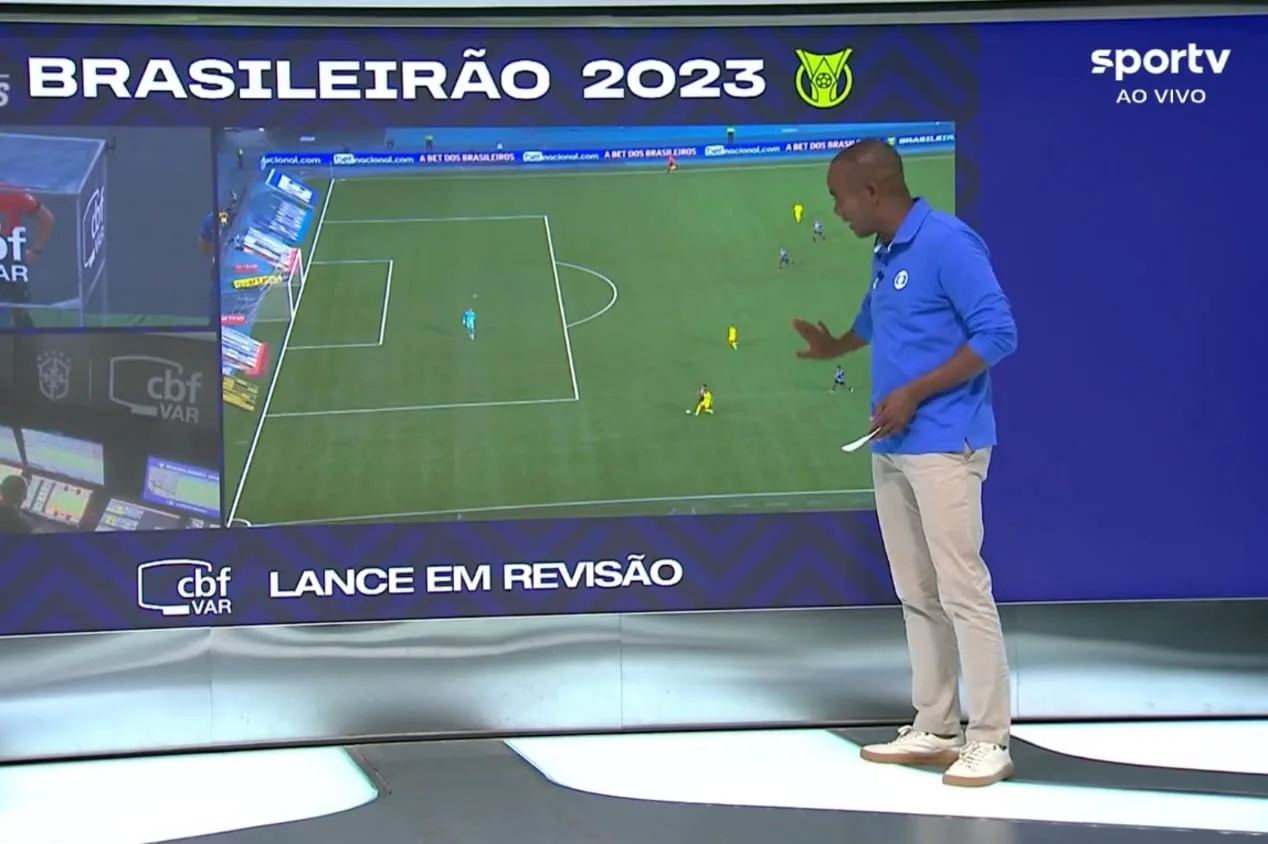 PC de Oliveira vê expulsão correta de Adryelson em Botafogo x Palmeiras e explica motivo