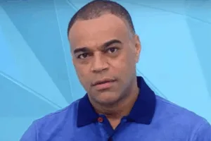 Denílson alerta time sobre rebaixamento no Brasileirão: “Ainda corre risco”