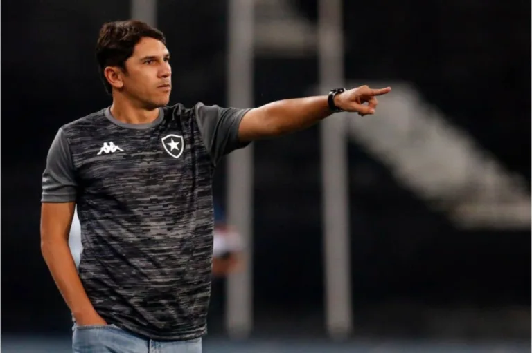 Botafogo sonda Abel Ferreira, mas elege outros nomes para substituir Lúcio Flávio em 2024