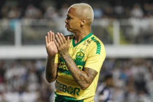 Deyverson manda recado após pênalti “ignorado” em Santos x Cuiabá