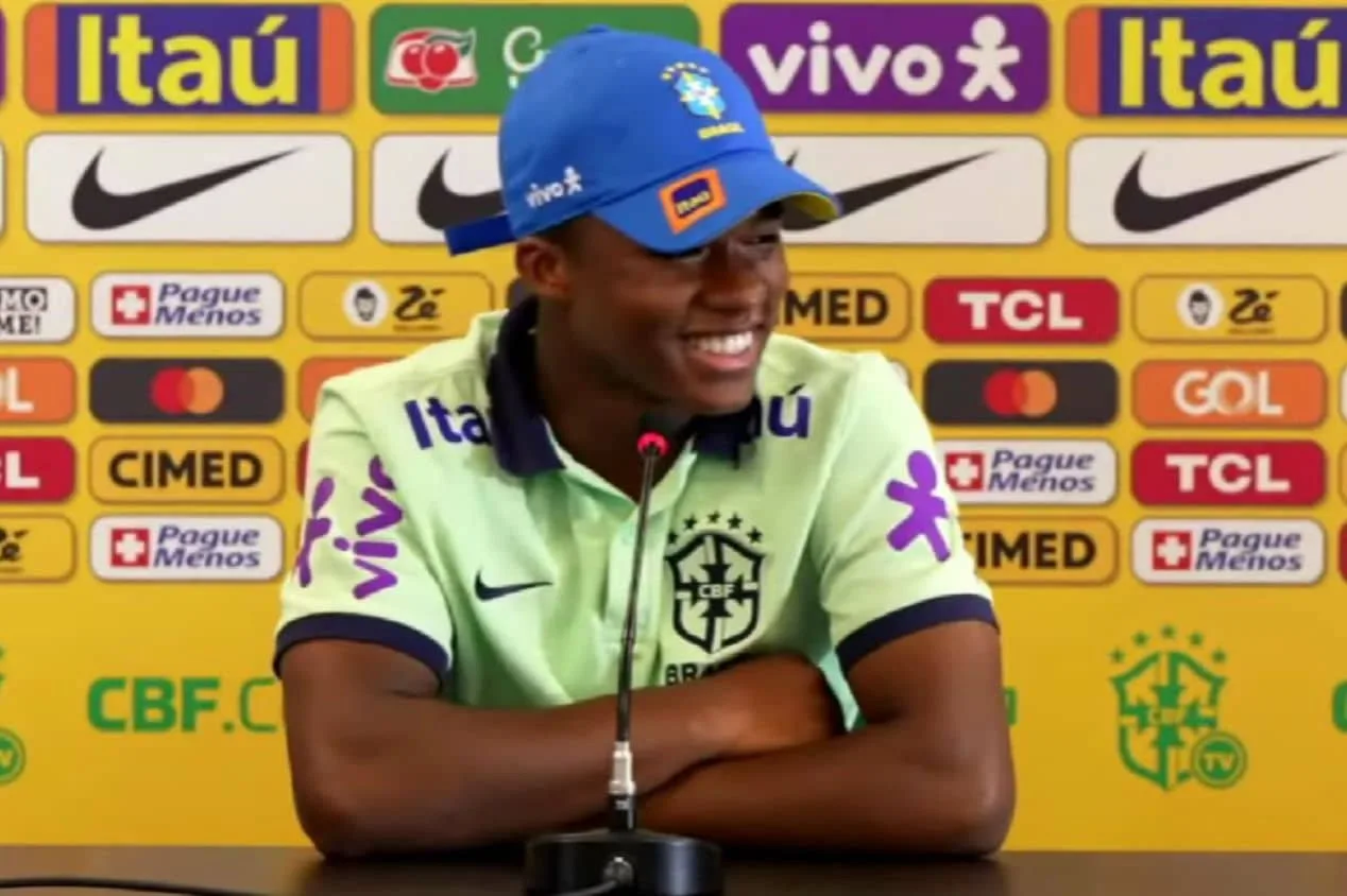 Endrick não segura o riso após pergunta sobre “mulheres bonitas” da Espanha