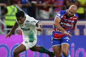Endrick se irrita e acerta adversário em Fortaleza x Palmeiras; assista