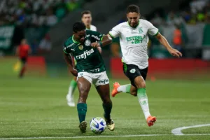 Endrick sai mancando em goleada do Palmeiras, mas tranquiliza torcida