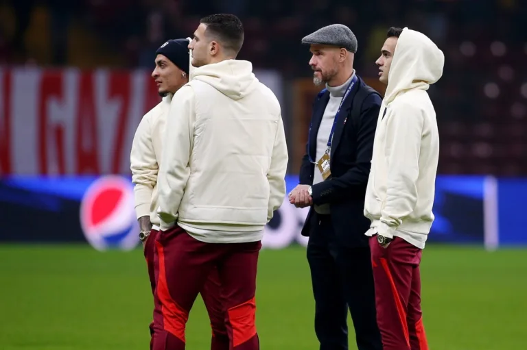 Após eliminação na Champions, Erik ten Hag afirma ter apoio da direção do Manchester United