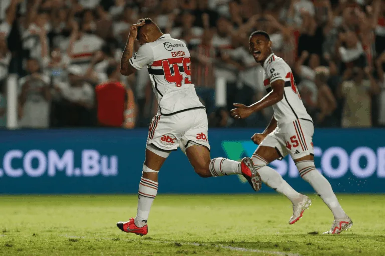 São Paulo marca no final, vence o Red Bull Bragantino e embola briga pela liderança do Brasileirão