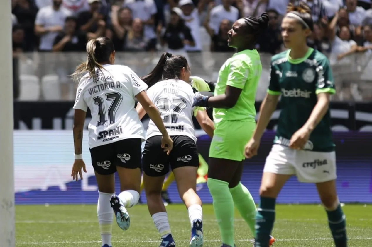 Corinthians aplica goleada histórica no Palmeiras e avança à final do Paulistão Feminino