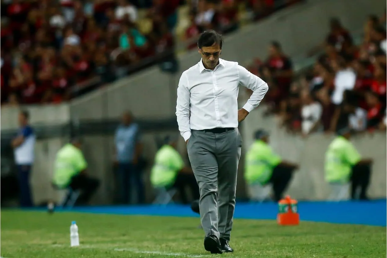 América-MG anuncia desligamento do técnico Fabián Bustos