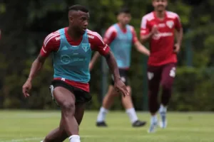 Jogador ‘some’ do São Paulo após renovar contrato