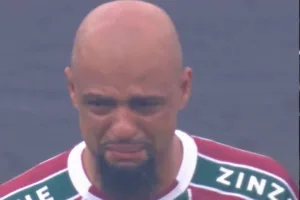 Felipe Melo vai às lágrimas em hino do Brasil antes de Boca x Fluminense na Libertadores; assista