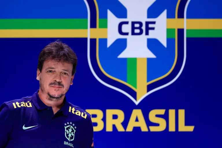 Roger Flores faz pedido para Diniz escalar jogador do Palmeiras como titular da seleção brasileira 