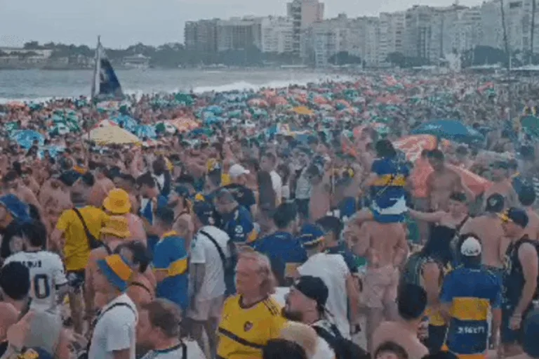 Torcedores do Boca Juniors invadem Copacabana na véspera da final da Libertadores