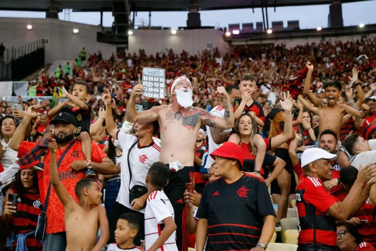 Torcedores do Flamengo vão à loucura com chance de título no Brasileirão