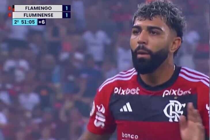 Torcedores do Flamengo se revoltam com postura de trio contra o Fluminense: “Bizarro” Torcedores do Flamengo se revoltam com postura de trio contra o Fluminense: “Bizarro”