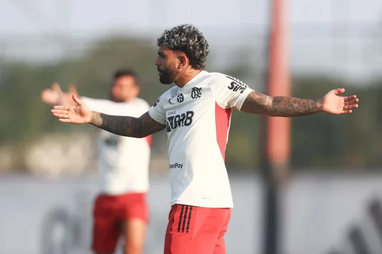 Flamengo analisa situação de três jogadores do elenco 