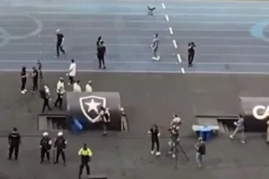 Jogador do Botafogo “surta” após gol de empate do Santos; assista