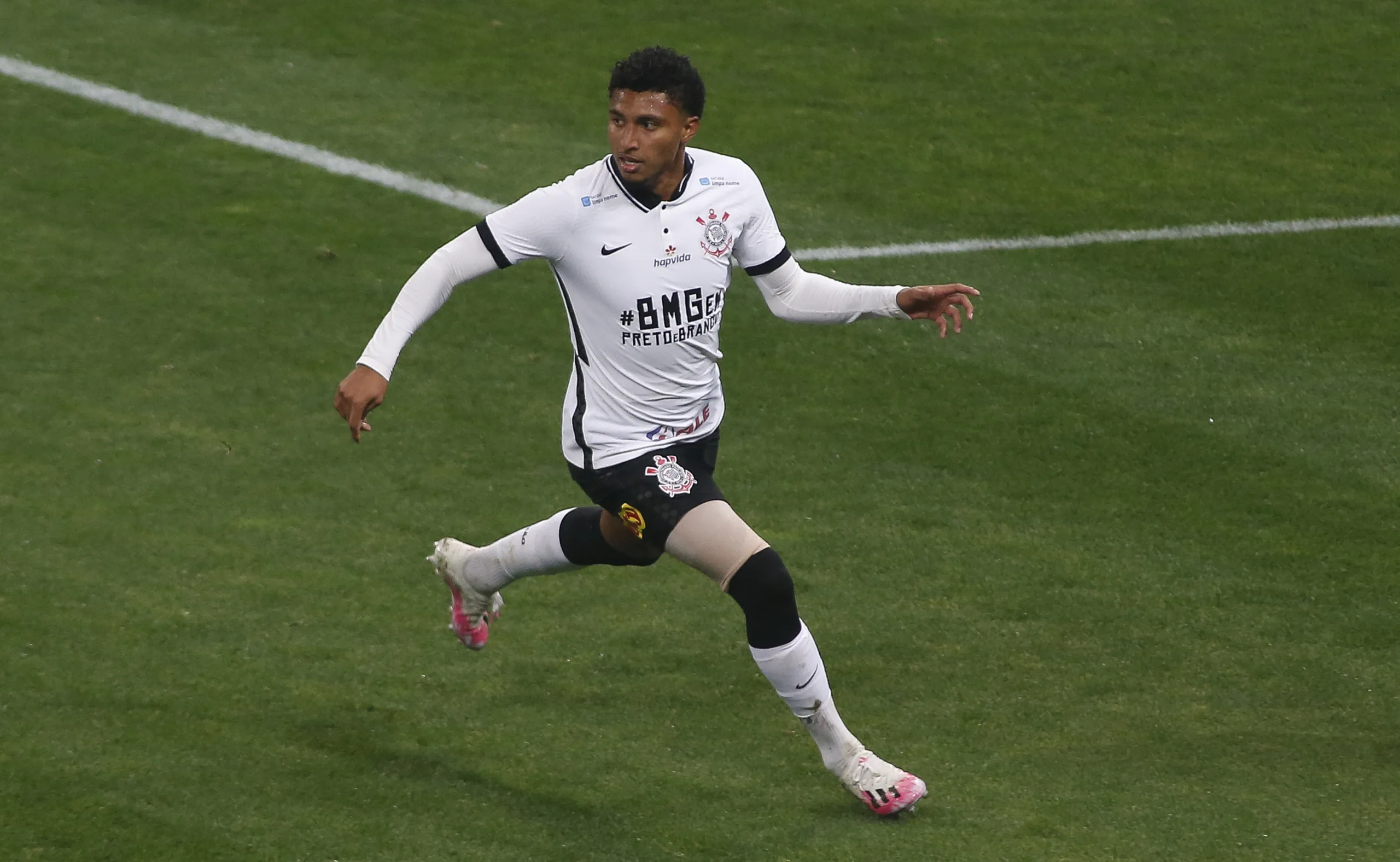 Volante ex-Corinthians entra na mira do Barcelona