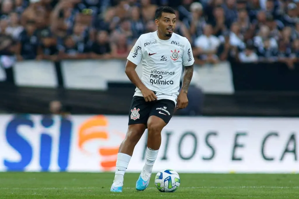Jogadores do Athletico Paranaense pedem pênalti em jogo contra o Corinthians; veja
