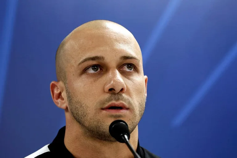 Alessandro pede desculpas após tentar invadir a sala do VAR na vitória do Corinthians sobre o Grêmio