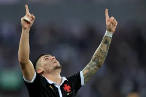 Gabriel Pec abre o placar para o Vasco contra o Cuiabá