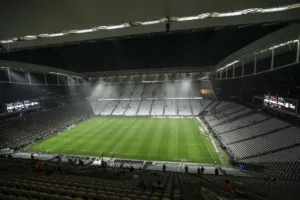 Após goleada do Bahia, torcedores do Corinthians invadem estacionamento da Neo Química Arena