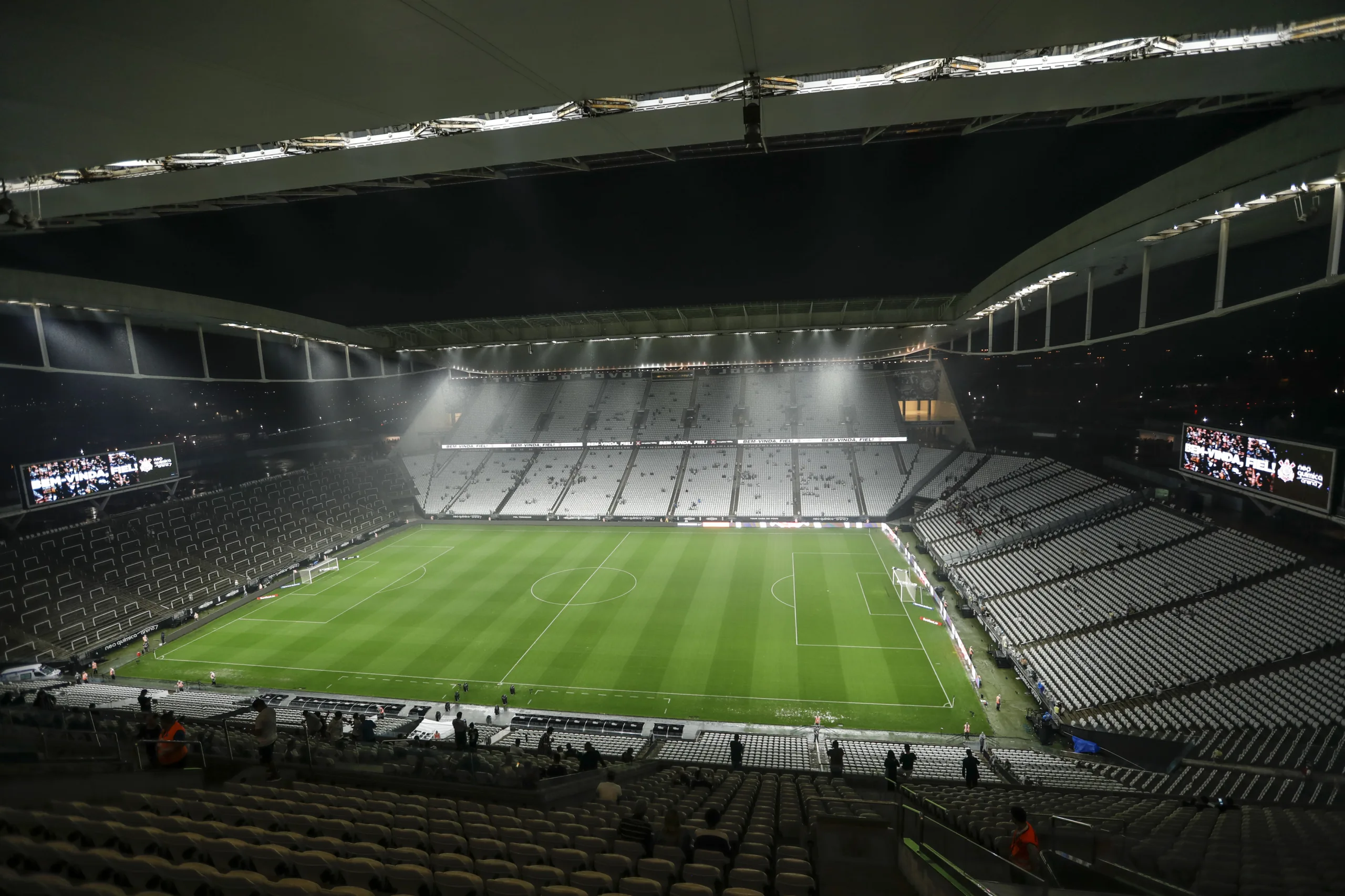 Após goleada do Bahia, torcedores do Corinthians invadem estacionamento da Neo Química Arena