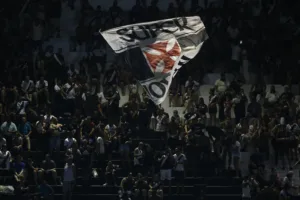 Torcida do Vasco espalha cartazes com ameaças a corintianos: “não vão voltar”