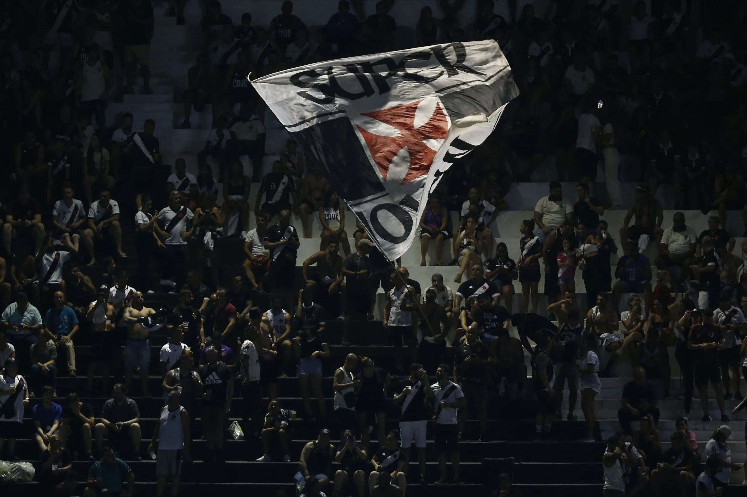 Torcida do Vasco espalha cartazes com ameaças a corintianos: “não vão voltar”