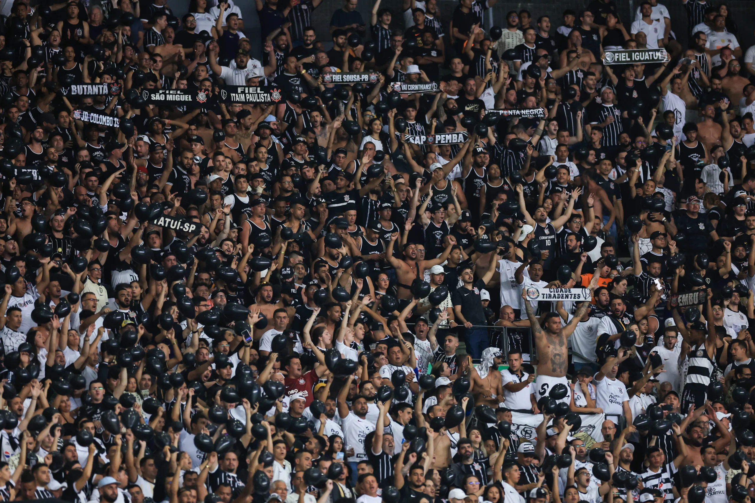 Torcedores do Corinthians se envolvem em tumulto após goleada do Bahia