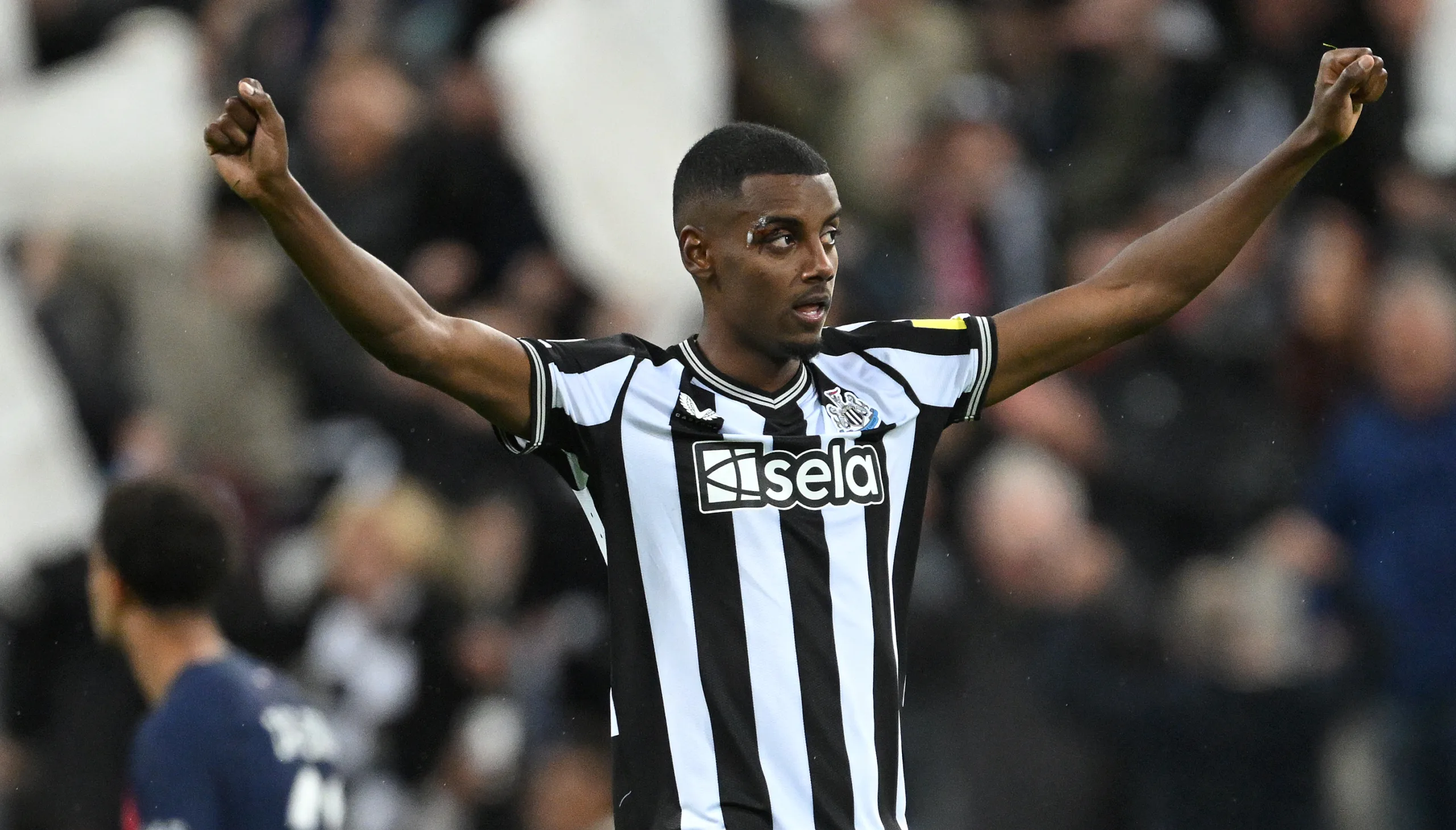 Newcastle ignora torcida francesa e anota o primeiro o gol contra o PSG; assista