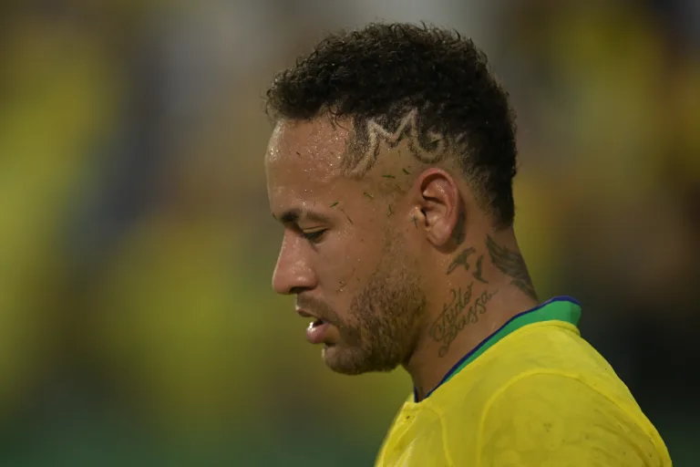 Neymar sofre muitas dores durante tratamento de grave lesão; assista