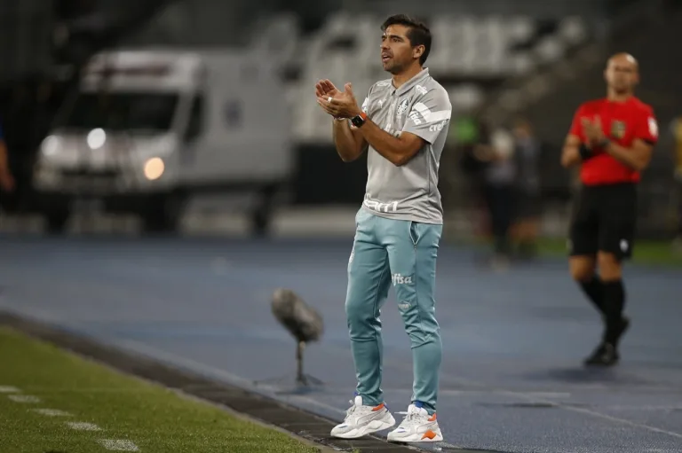 Torcedores do Palmeiras deixam mensagens de apoio em apartamento de Abel Ferreira