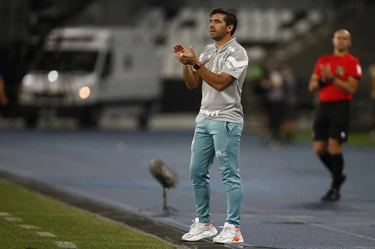 Torcedores do Palmeiras deixam mensagens de apoio em apartamento de Abel Ferreira