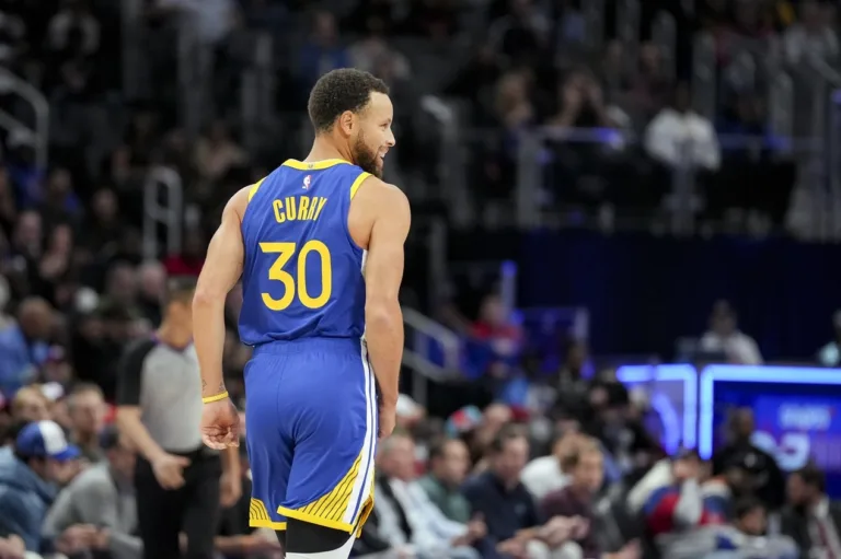 Curry quebra recorde da NBA em vitória dos Warriors sobre os Pistons