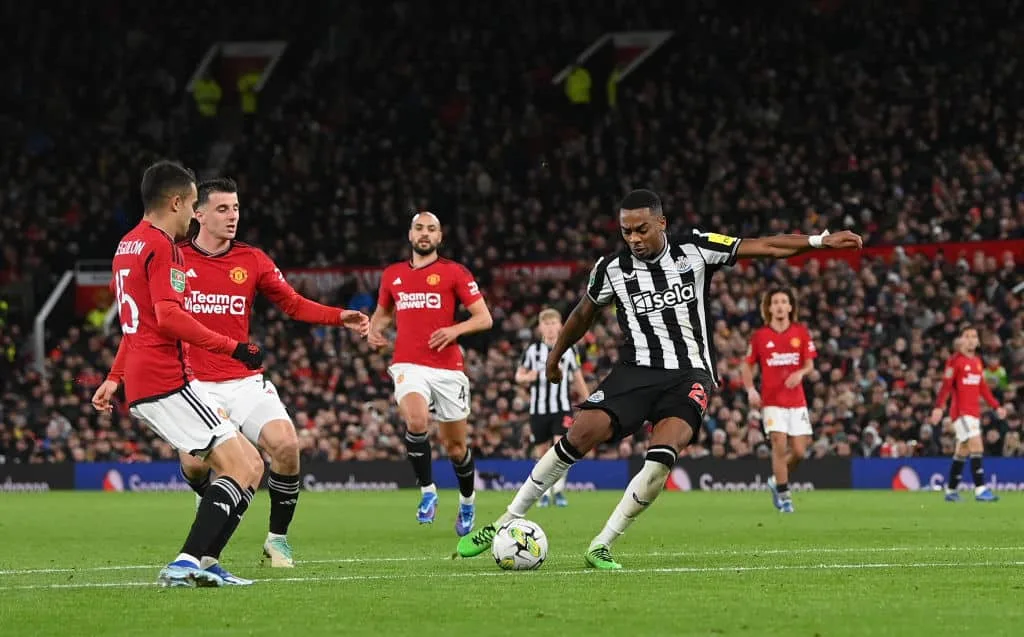 Newcastle atropela o Manchester United e elimina o atual campeão da Copa da Liga Inglesa